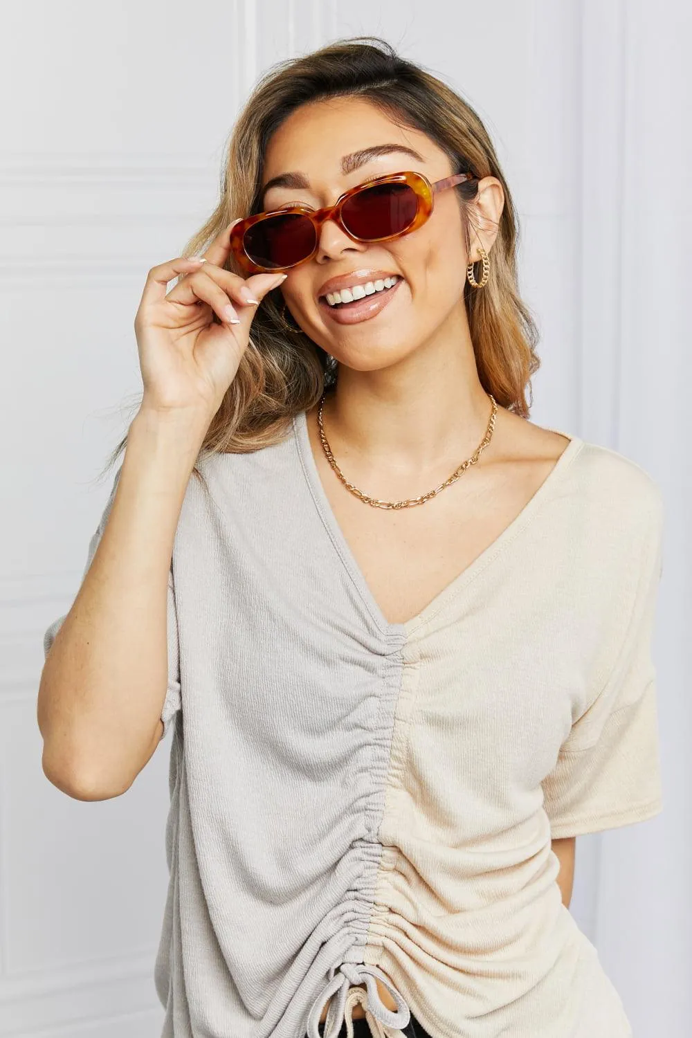 Chic Oval Sunglasses with UV400 Protection and Durable Polycarbonate Build