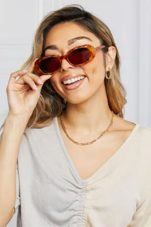 Chic Oval Sunglasses with UV400 Protection and Durable Polycarbonate Build