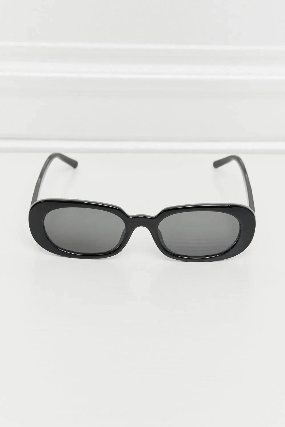 Chic Oval Sunglasses with UV400 Protection and Durable Polycarbonate Build