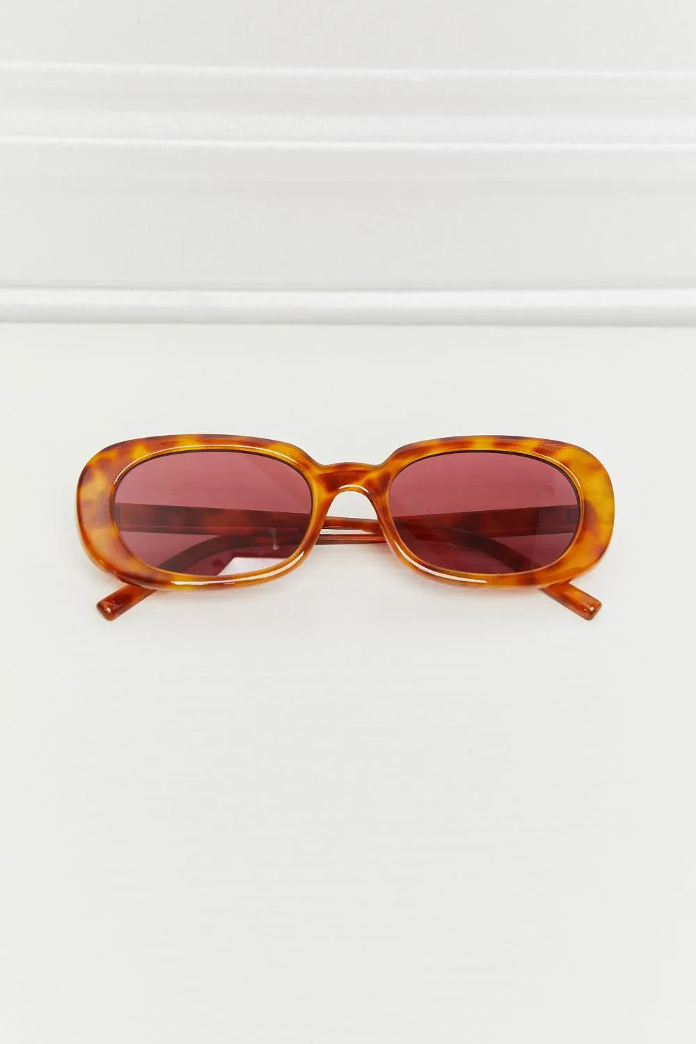 Chic Oval Sunglasses with UV400 Protection and Durable Polycarbonate Build