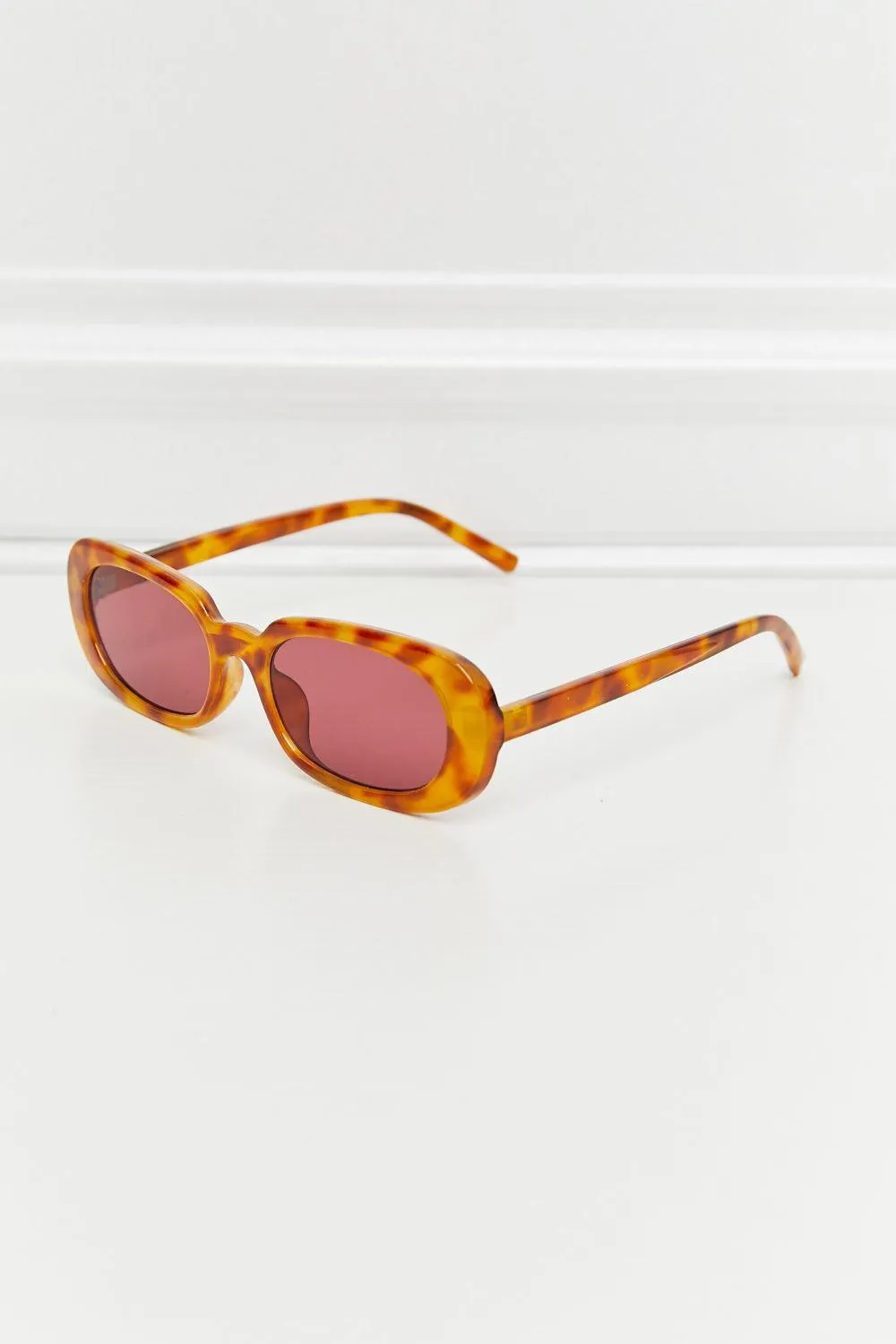Chic Oval Sunglasses with UV400 Protection and Durable Polycarbonate Build