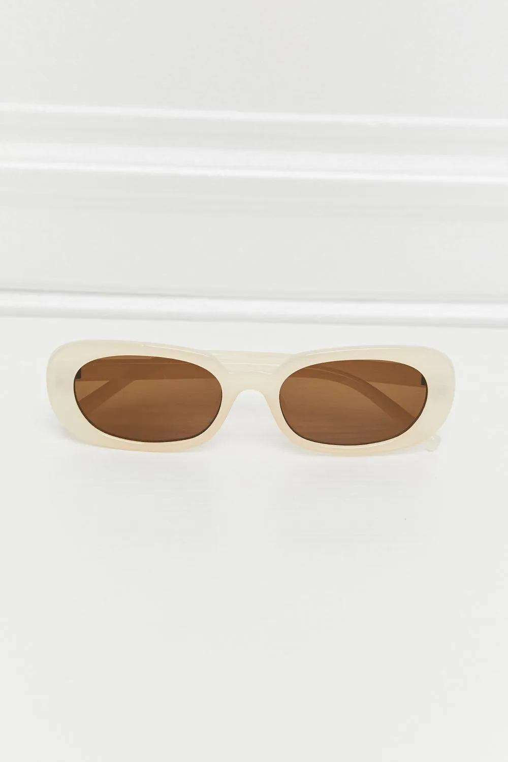 Chic Oval Sunglasses with UV400 Protection and Durable Polycarbonate Build