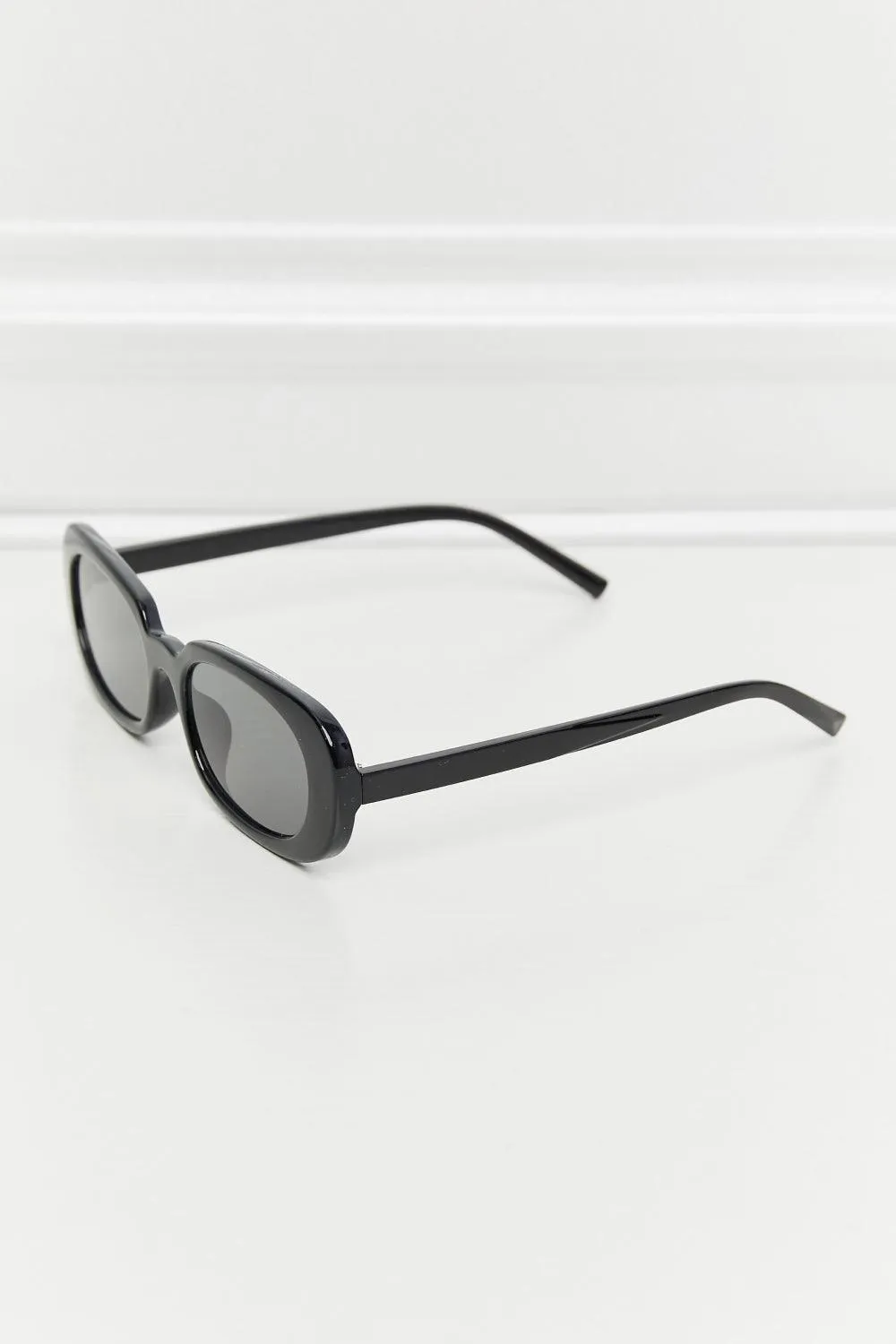 Chic Oval Sunglasses with UV400 Protection and Durable Polycarbonate Build
