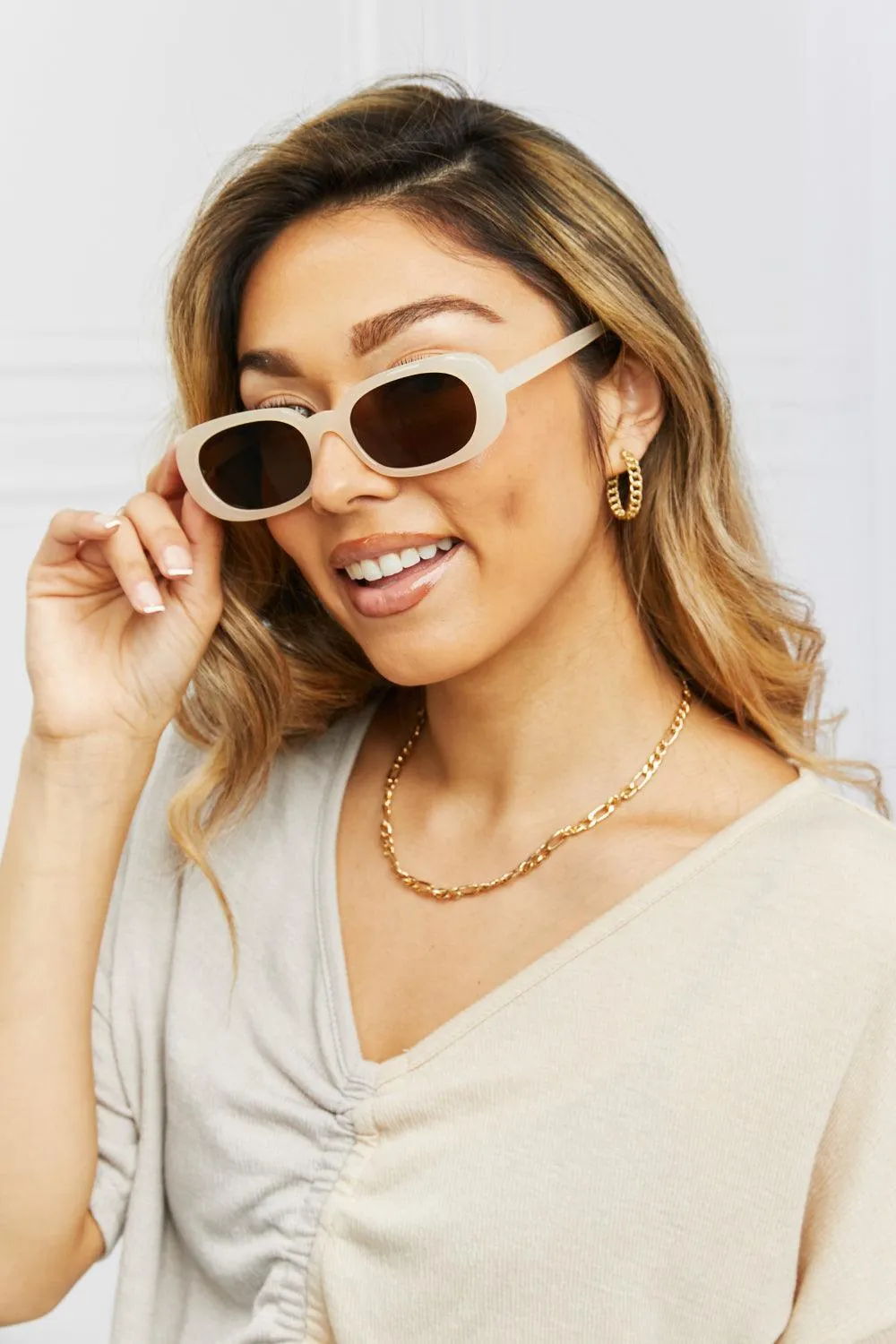 Chic Oval Sunglasses with UV400 Protection and Durable Polycarbonate Build