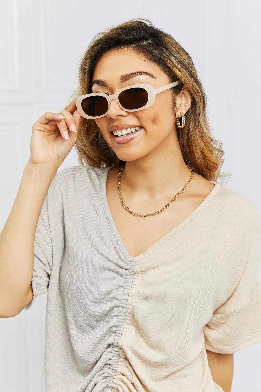 Chic Oval Sunglasses with UV400 Protection and Durable Polycarbonate Build