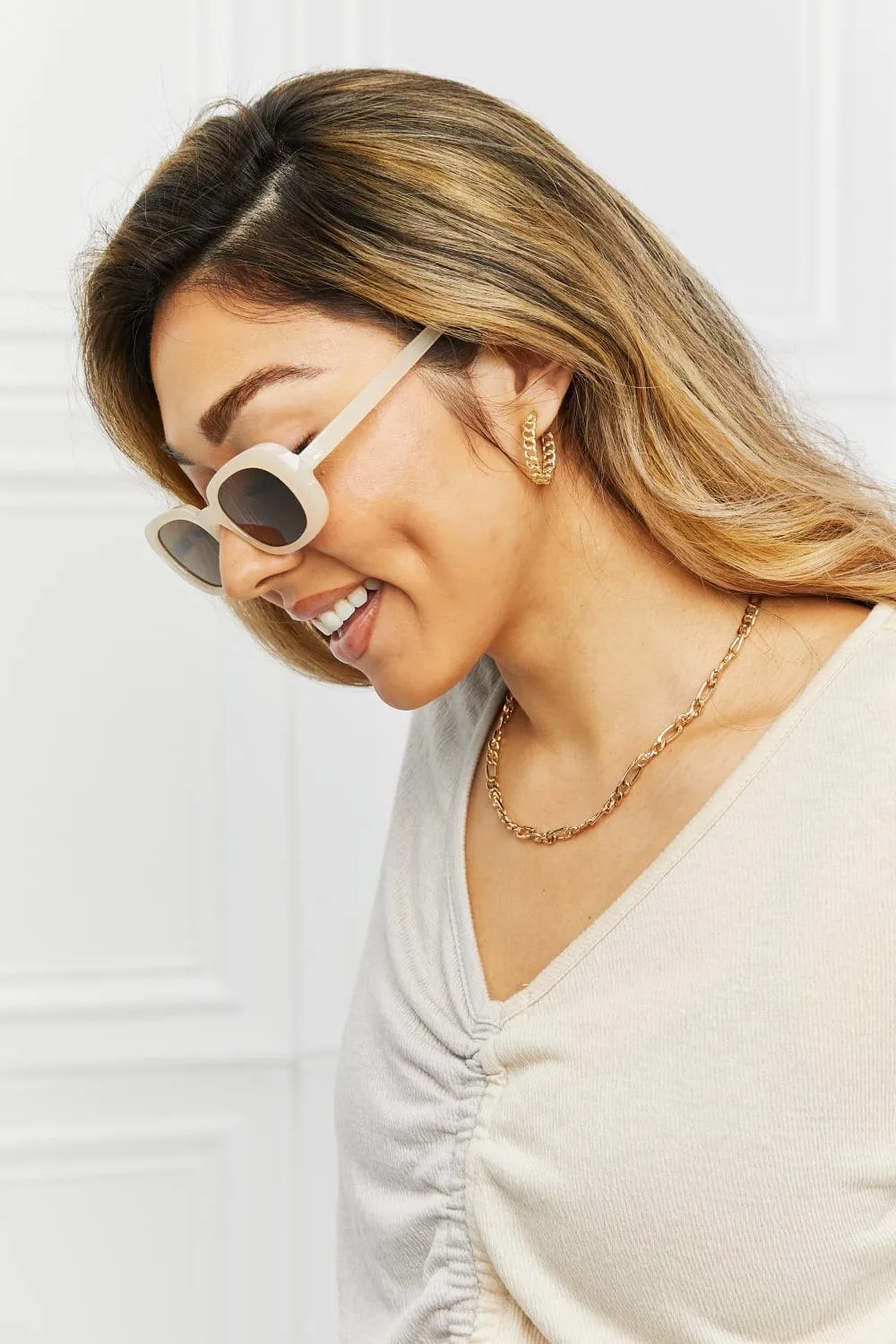 Chic Oval Sunglasses with UV400 Protection and Durable Polycarbonate Build