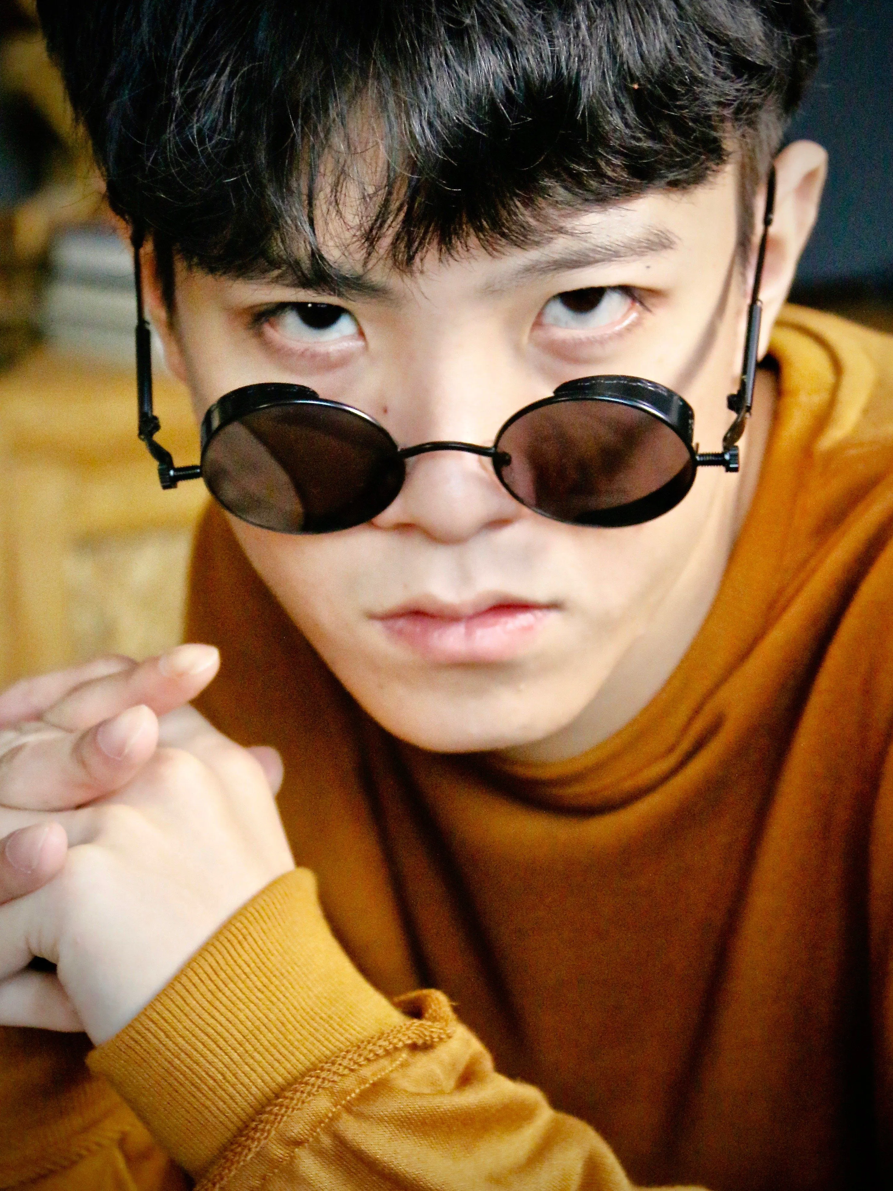 Retro Style Round Shape Sunglasses with Metal Frames