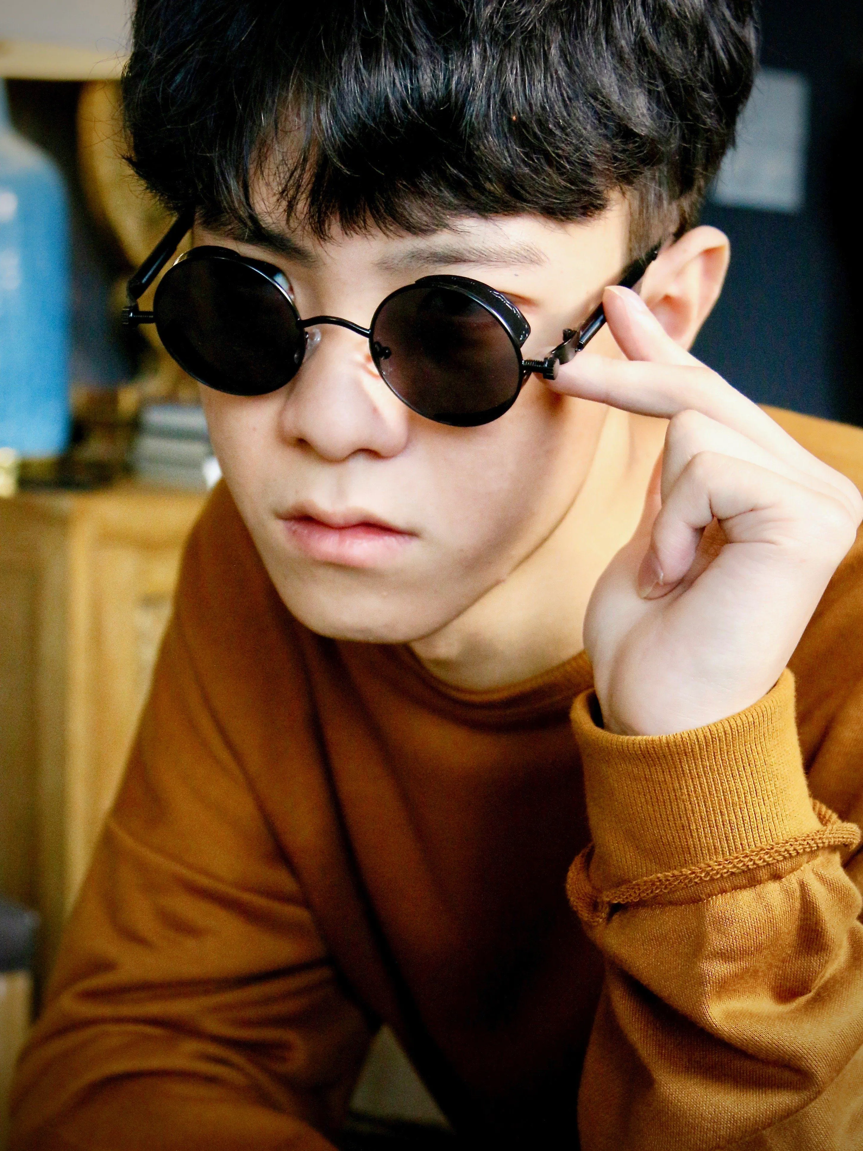 Retro Style Round Shape Sunglasses with Metal Frames